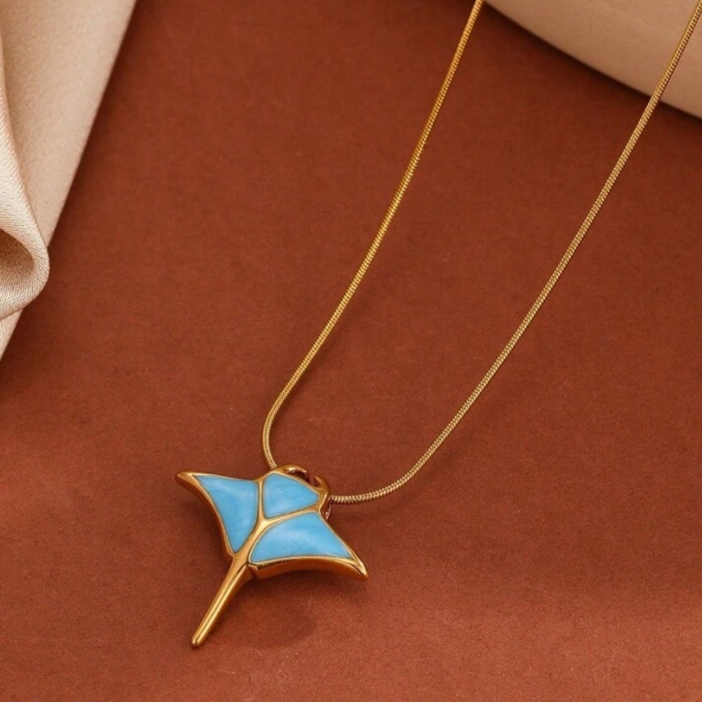 Manta Ray Gold Necklace - Picture 3 of 8